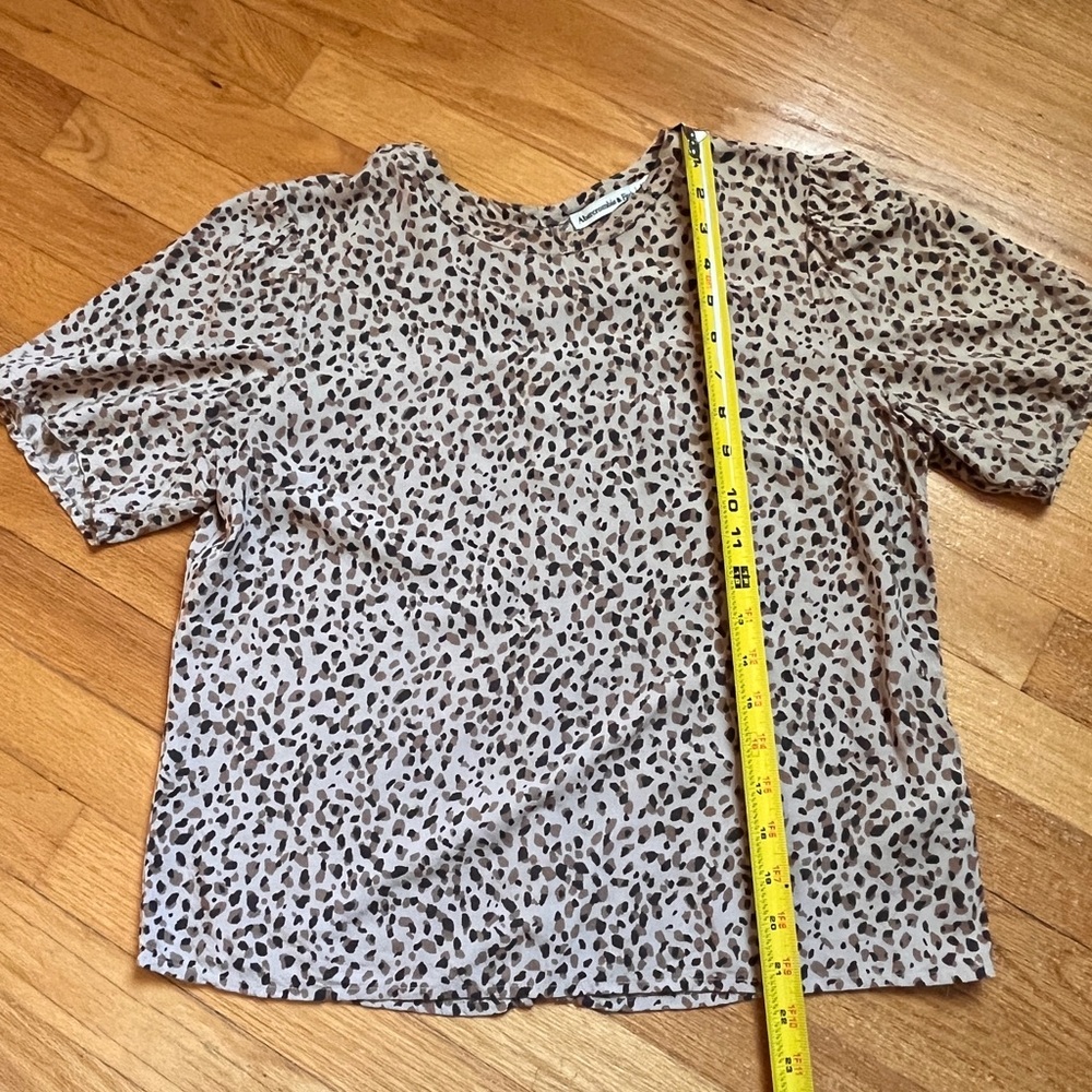 Abercrombie & Fitch Women's Leopard Print Top M button back - Picture 3 of 6